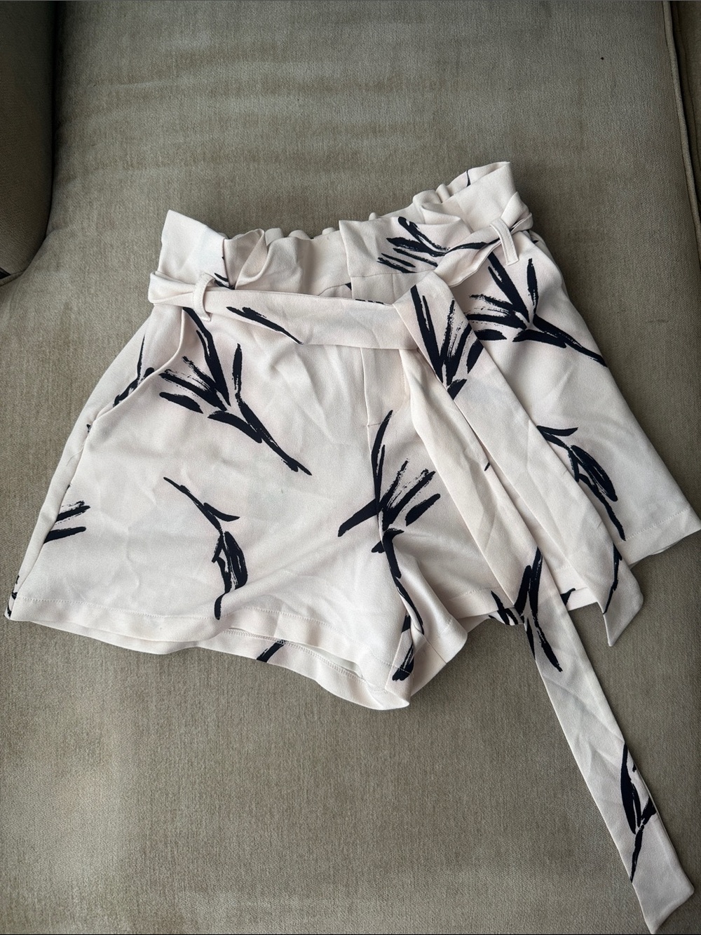 LUSH Ivory & Black Floral Belted Paperbag Shorts sz M